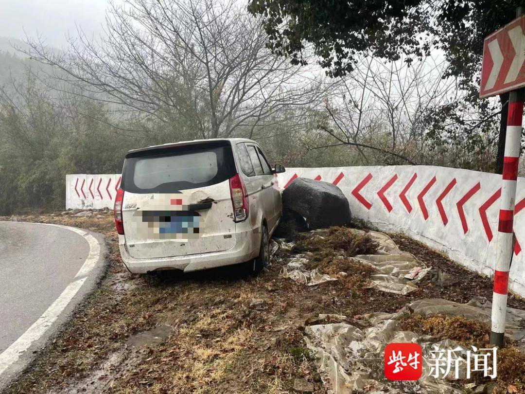 司机转弯车速过快,车辆失控撞上路边大石头_事故_道路_宋某