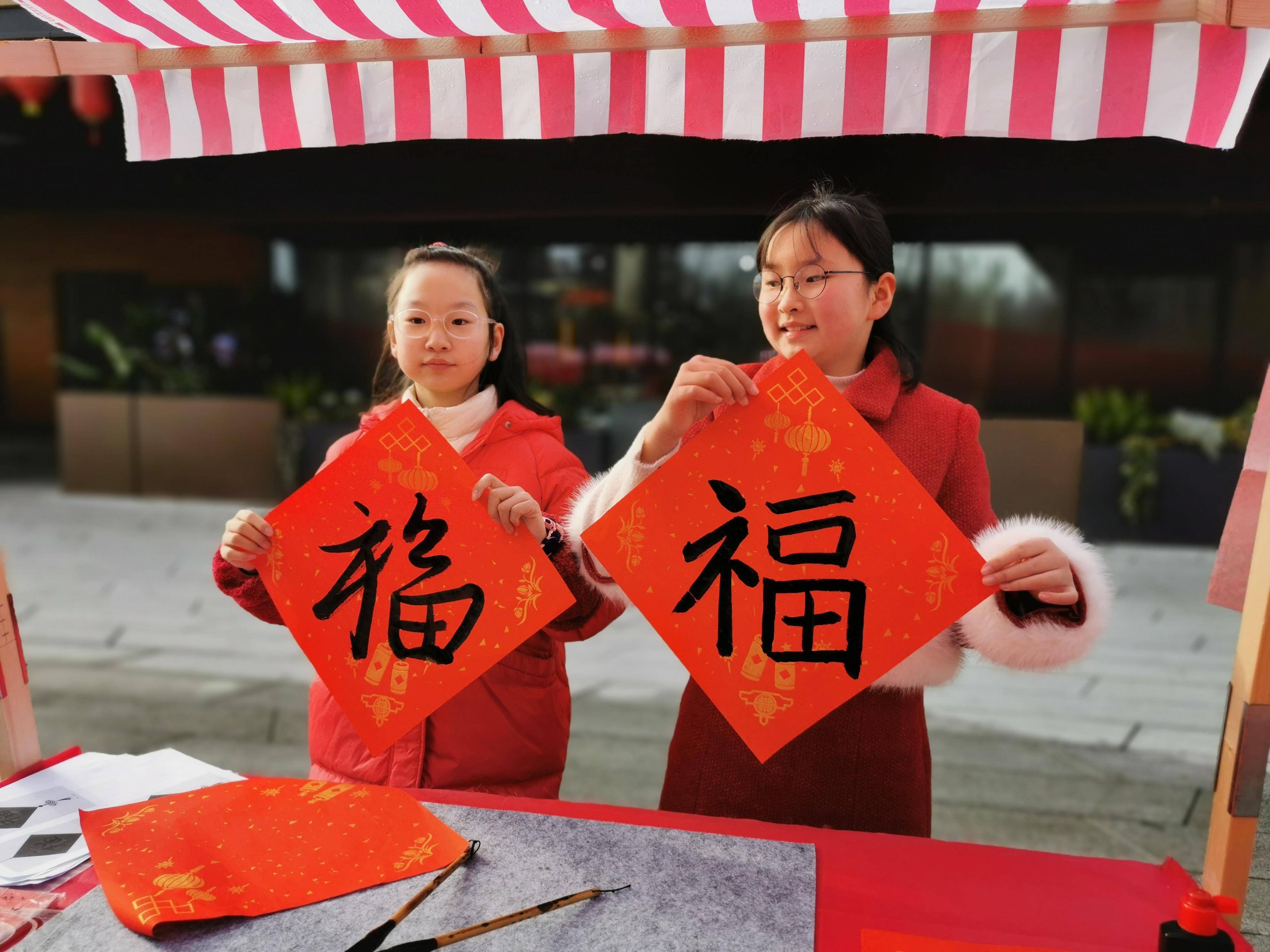 金牛萌娃写春联,春节氛围感拉满