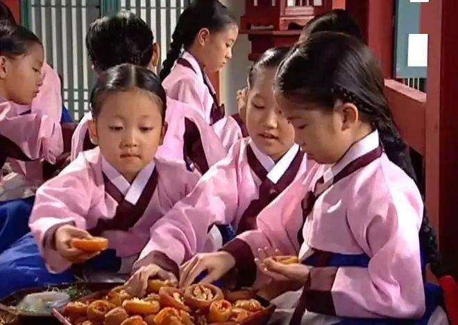 宣传这方面的文化,比如很多人通过《大长今》这部电视剧对其有所了解