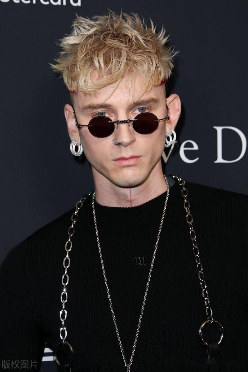 枪爷亮相第66届格莱美奖预热晚会