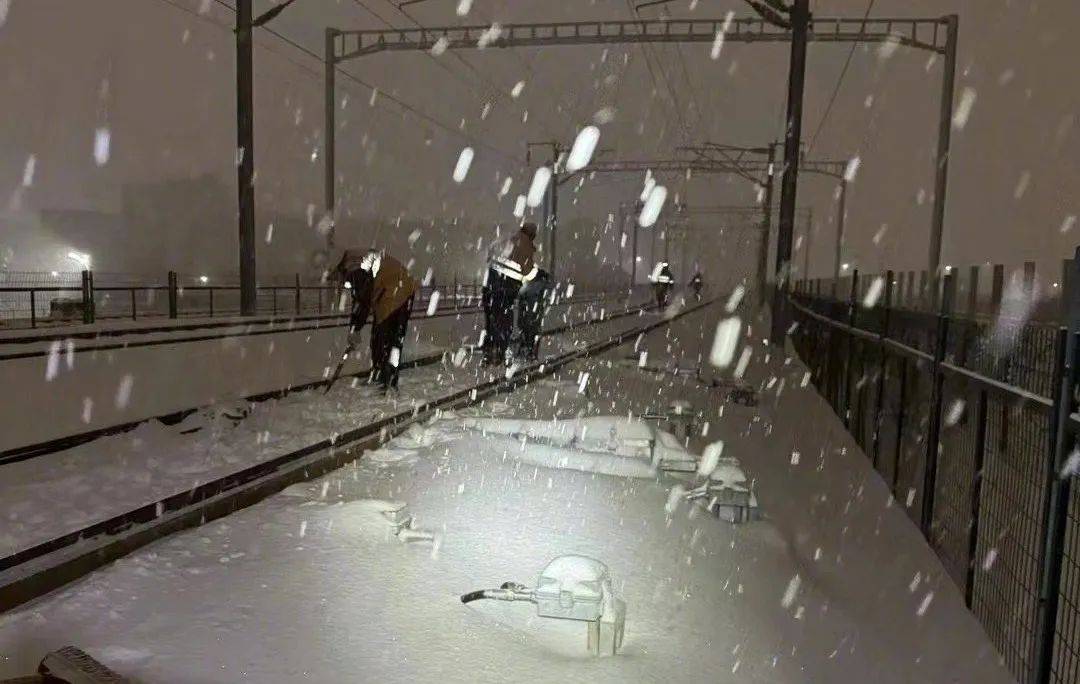 风雪无情，人间有爱。归途(tu)路上，一定要注意安全！来源|观察者网综合(h