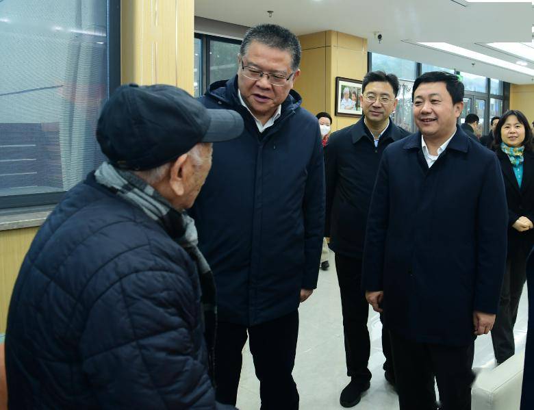 2月2日,市委副书记,市长徐华东带队走访慰问困难群众,向他们致以节日