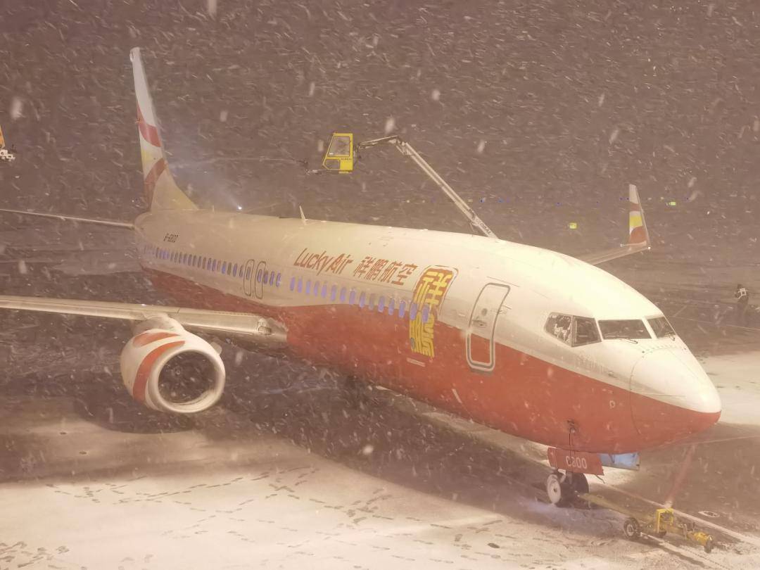 祥鹏航空郑州基地顺利完成大雪天气飞机除防冰工作,保障旅客春运出行