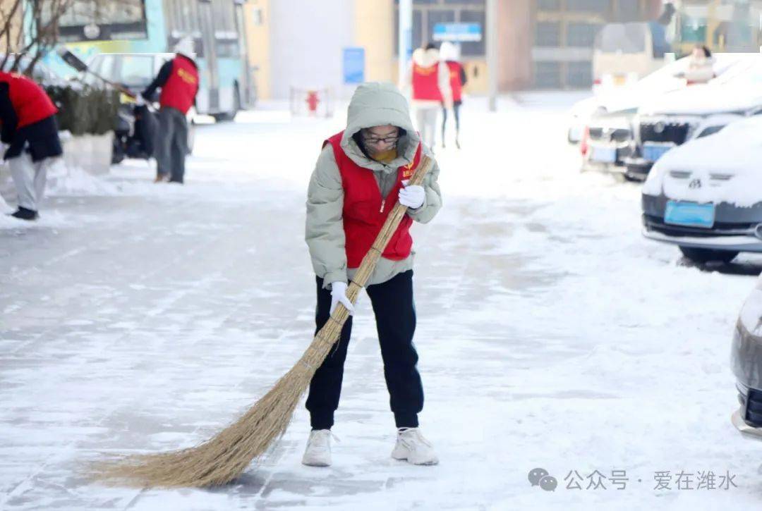 翟珂,陶麗梅,張欣雪,魏曉彤,徐鈺茜,尹雨斐,馬雯靜,劉宣彤 等掃雪活動