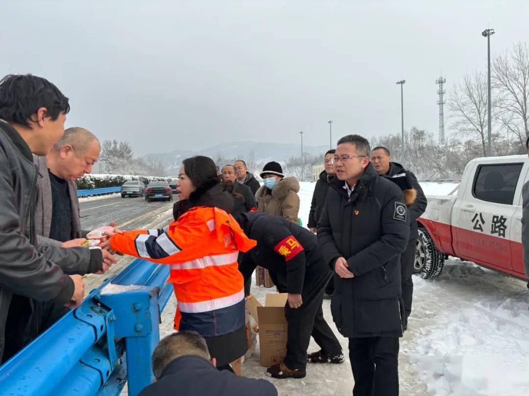 雪封高速路 情暖司乘心_乘馬崗鎮_服務_物資保障