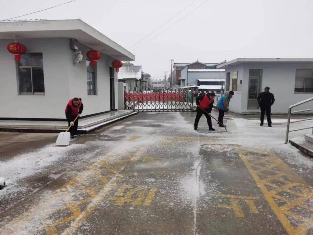 【理响三垛 冬训送暖】三垛镇退役军人志愿者铲冰扫雪,保障敬老院老人