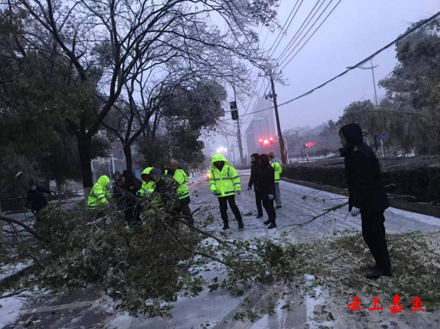 嘉魚縣為積極應對低溫雨雪冰凍天氣對道路交通出行,群眾生產生活等