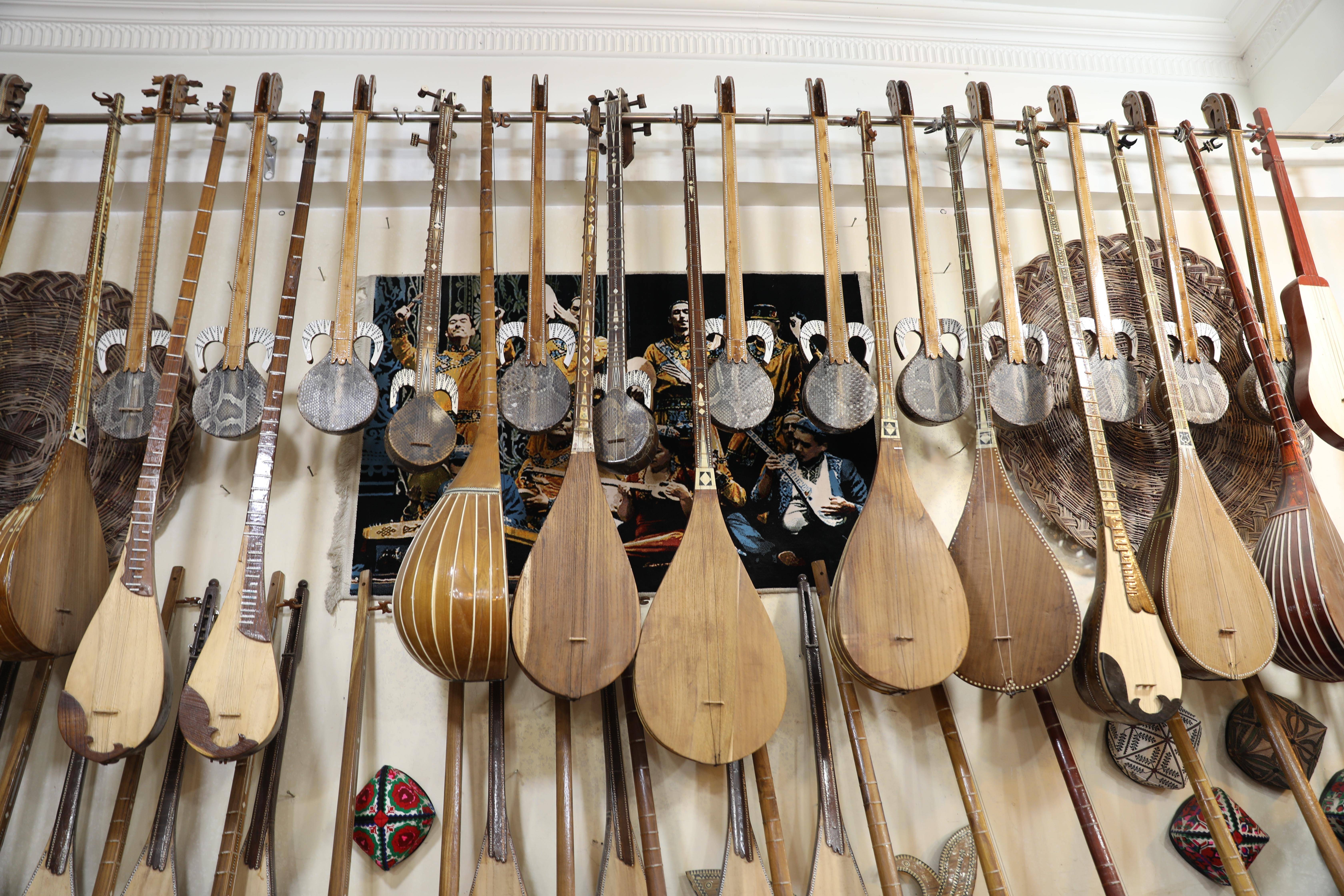 会场 丨民族乐器"活"起来 古城琴声正悠扬_弹奏乐器_都塔尔_手工艺品