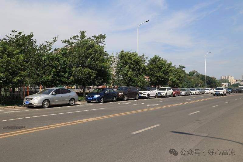 分批对城区的市政道路,路灯,公厕,农贸市场等设施进行了全面升级改造.