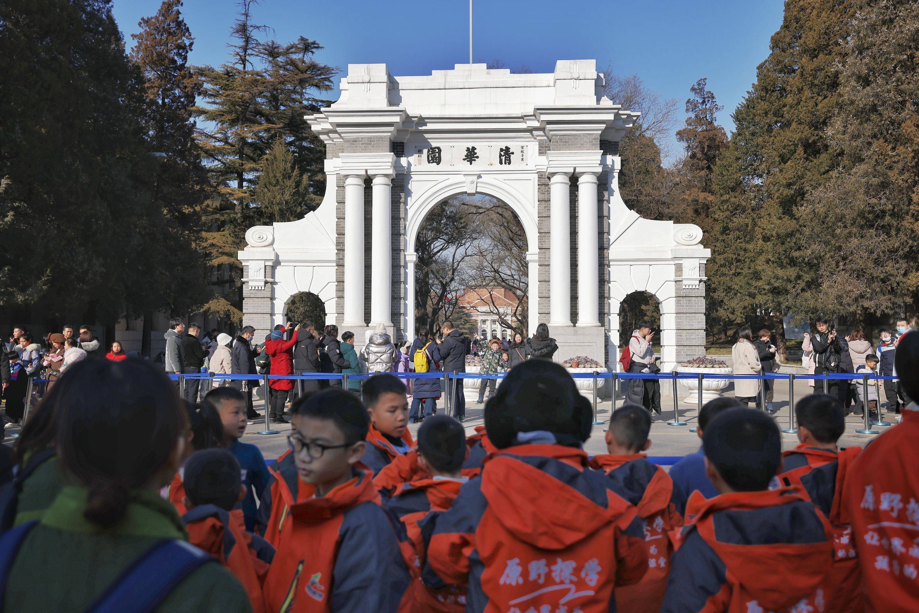 1月28日,参加研学游的学生参观清华大学二校门.