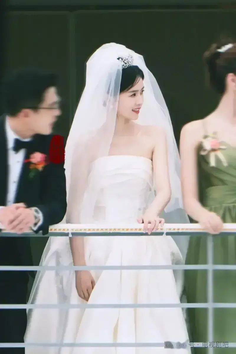 白鹿一袭婚纱大气温柔 倚靠拉杆展示精致锁骨_造型_照片_来源