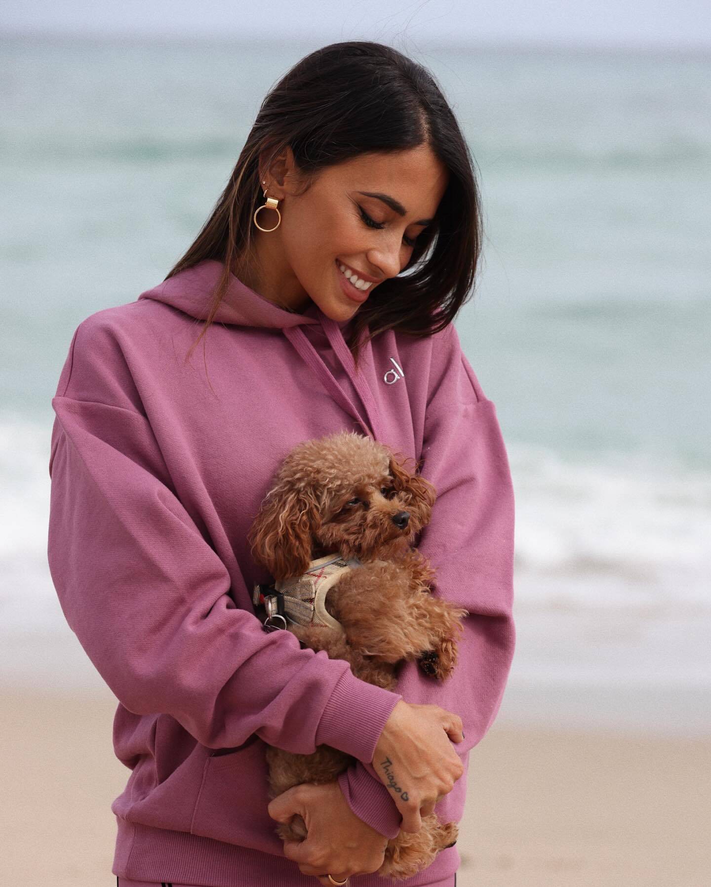 安东内拉晒照片：在海边游玩+抱着一只小狗，一身粉色系搭配