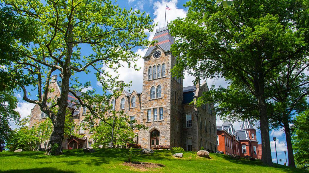 其中第一,第二梯队全是私立大学,第三梯队中公立大学仅有5所,分别是