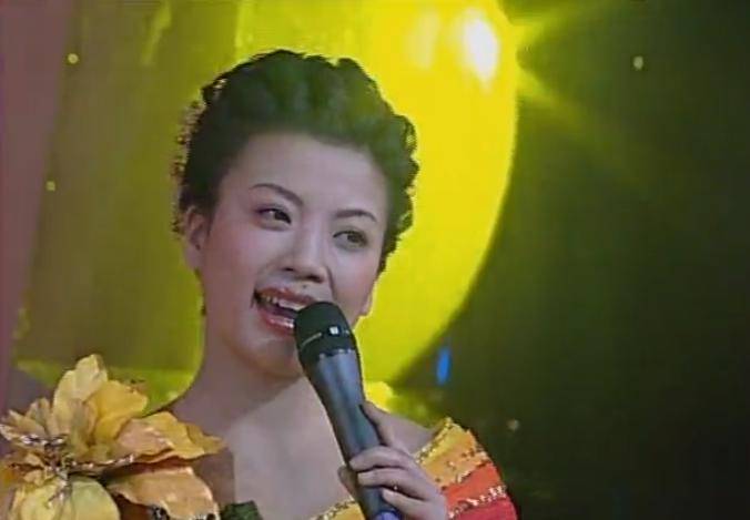 点击可播放演唱《温暖》刘欢第4次参加央视春晚△《快乐的人请鼓掌》