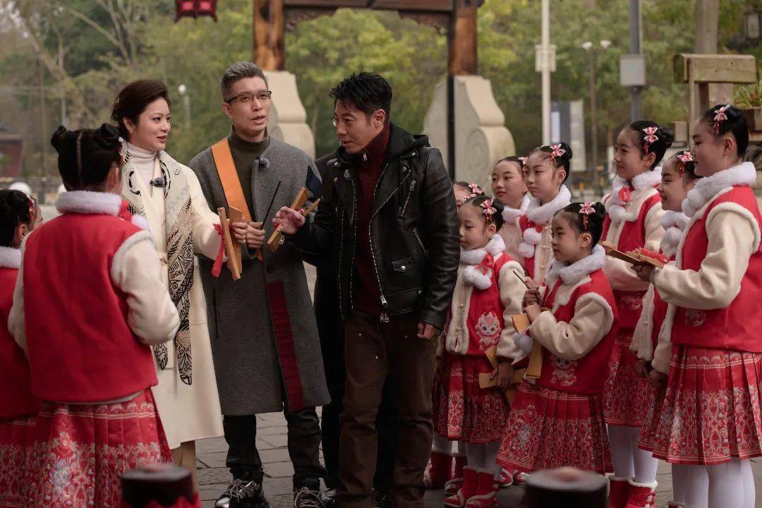 朱广权,孟盛楠还在黄龙溪古镇体验了双流人过年"四件套"——牧马山二