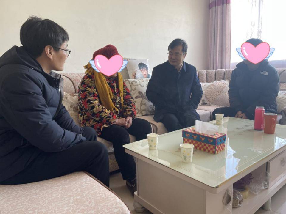 张芳儒一行走入新沂市港头镇学生家庭,送上慰问品及新春祝福,鼓励学生