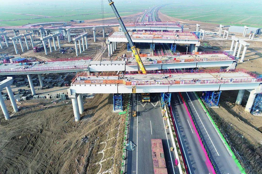 顺利跨越蚌固高速完工,这是五蒙高速公路跨路施工中体量最大的钢箱梁