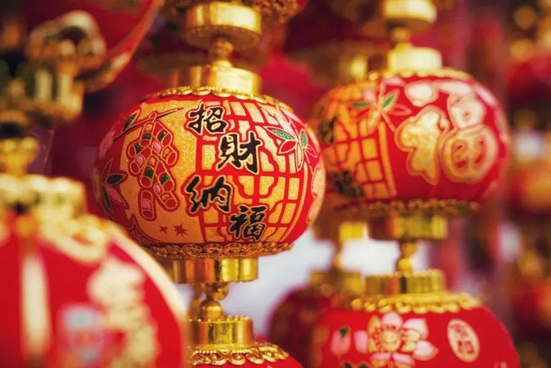 挂灯笼,贴对联包饺子,年夜饭,大团圆你身边的年味是什么样的?