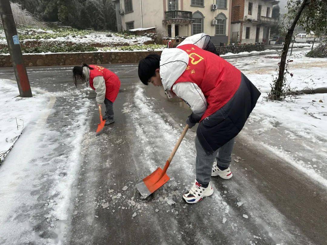 赤壁市為應對近期的大雪凍雨惡劣天氣,嘉魚團縣委組織動員375名大學