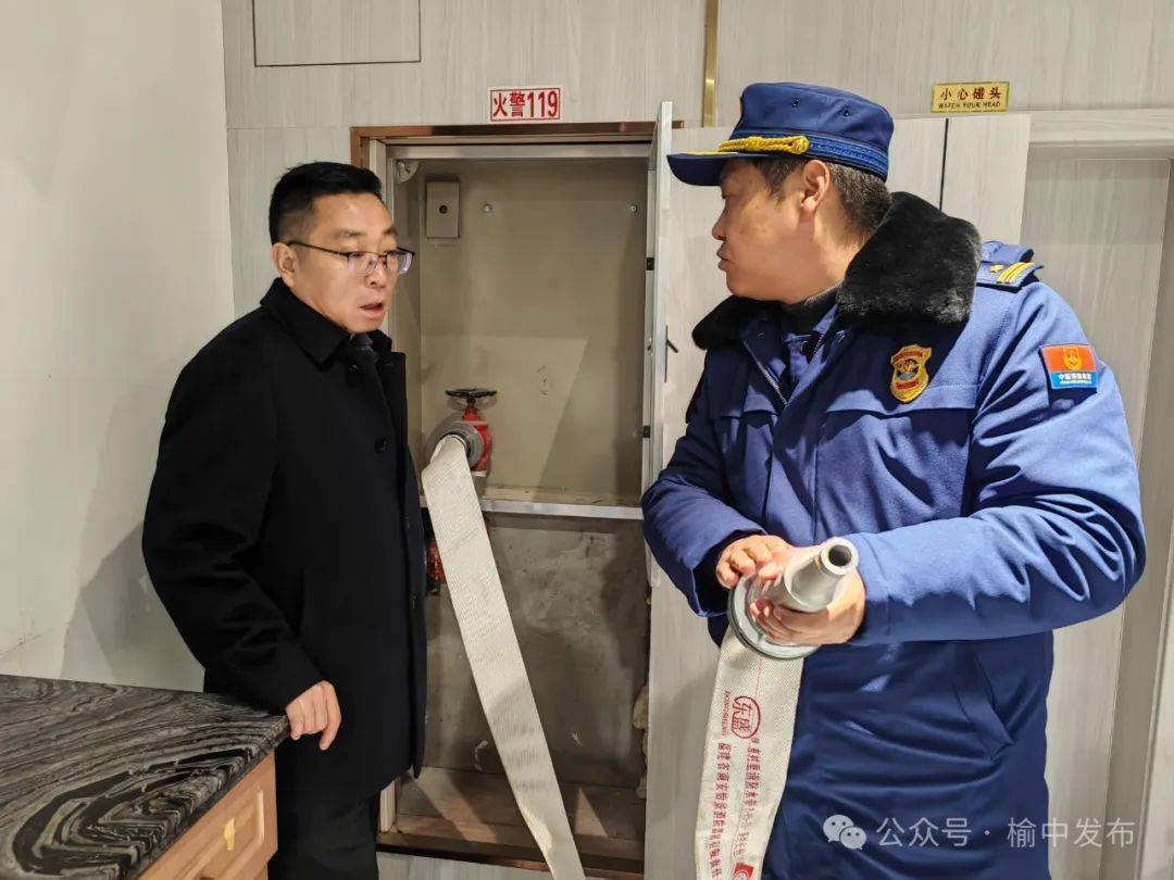 2月6日晚,榆中县委书记崔峰巍带领相关部门负责同志以"四不两直"方式