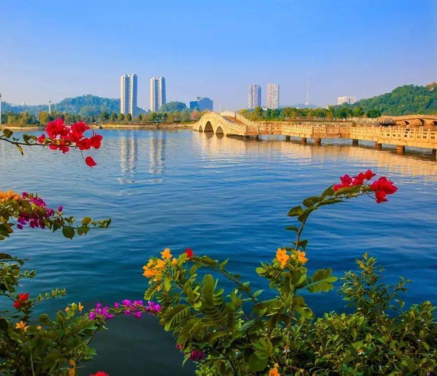 城在景区中"的阳江建成各具特色的公园"千岛之湖"东湖等围绕鸳鸯湖,漠