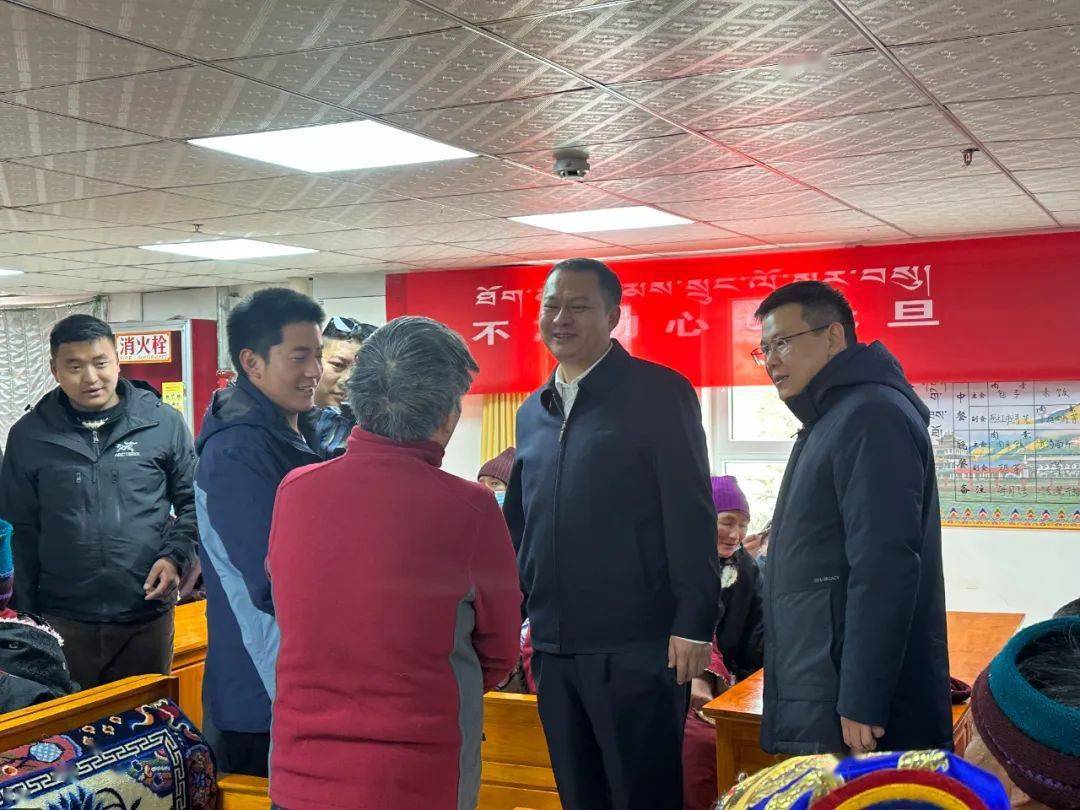 达日县委副书记,县人民政府县长索南嘉曲一行慰问敬老院老人和儿童