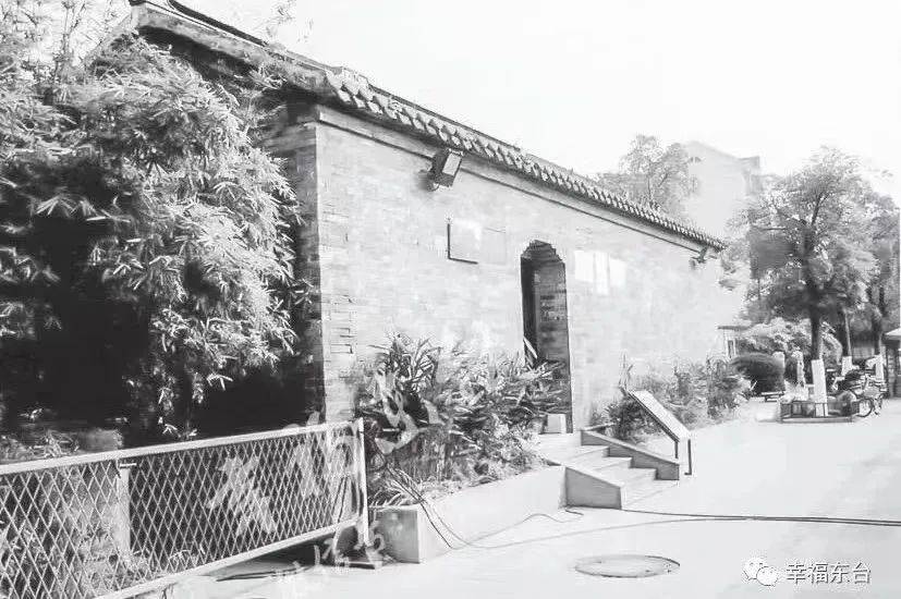 戈公振故居原位于台城兰香巷9号,现位于鼓楼路商业步行街北,文化广场