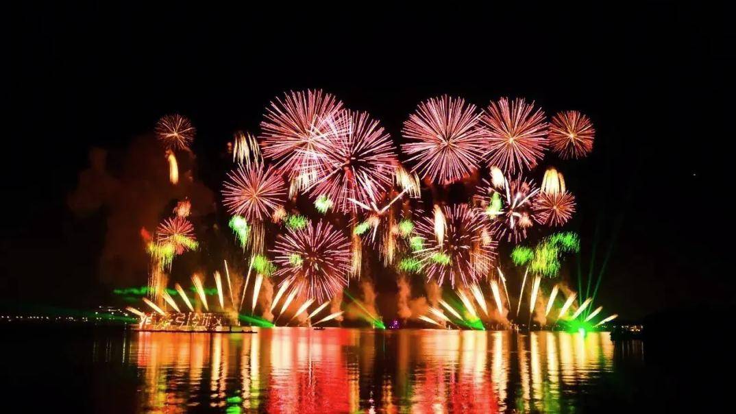 一瞥便胜却人间无数新年当然要一起看烟花啦~2月9日晚约定你在遂宁