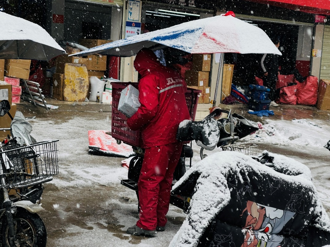 风雪中的快递小哥图片图片