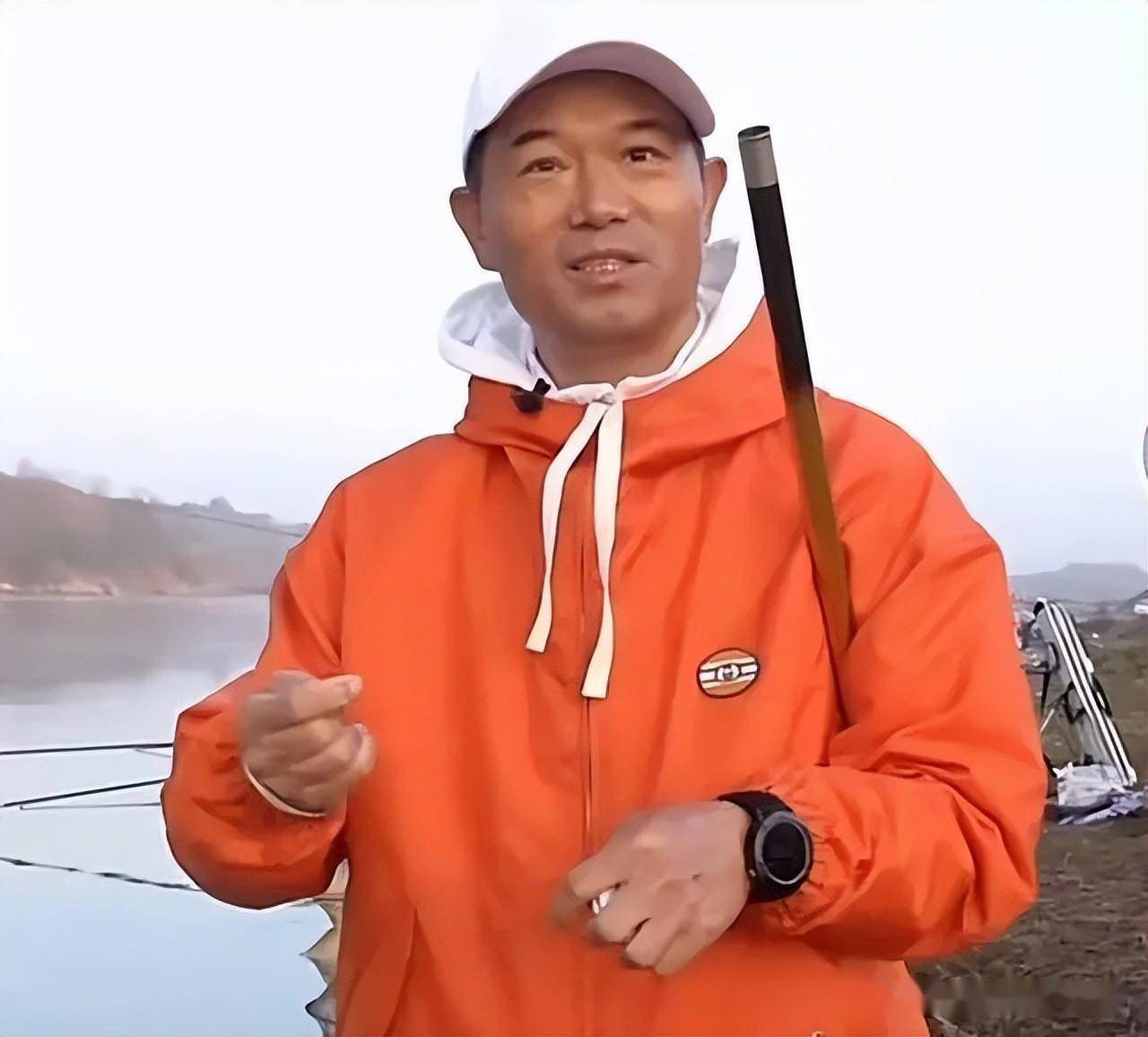 钓王邓刚回应着装争议:钓鱼为什么要穿那么土?