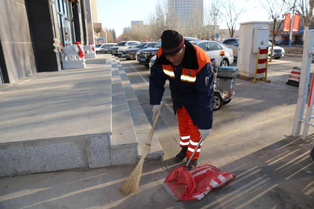 巧手环卫工大爷变废为宝,创新自制"清扫神器"!_紫飞飞_工具_环境