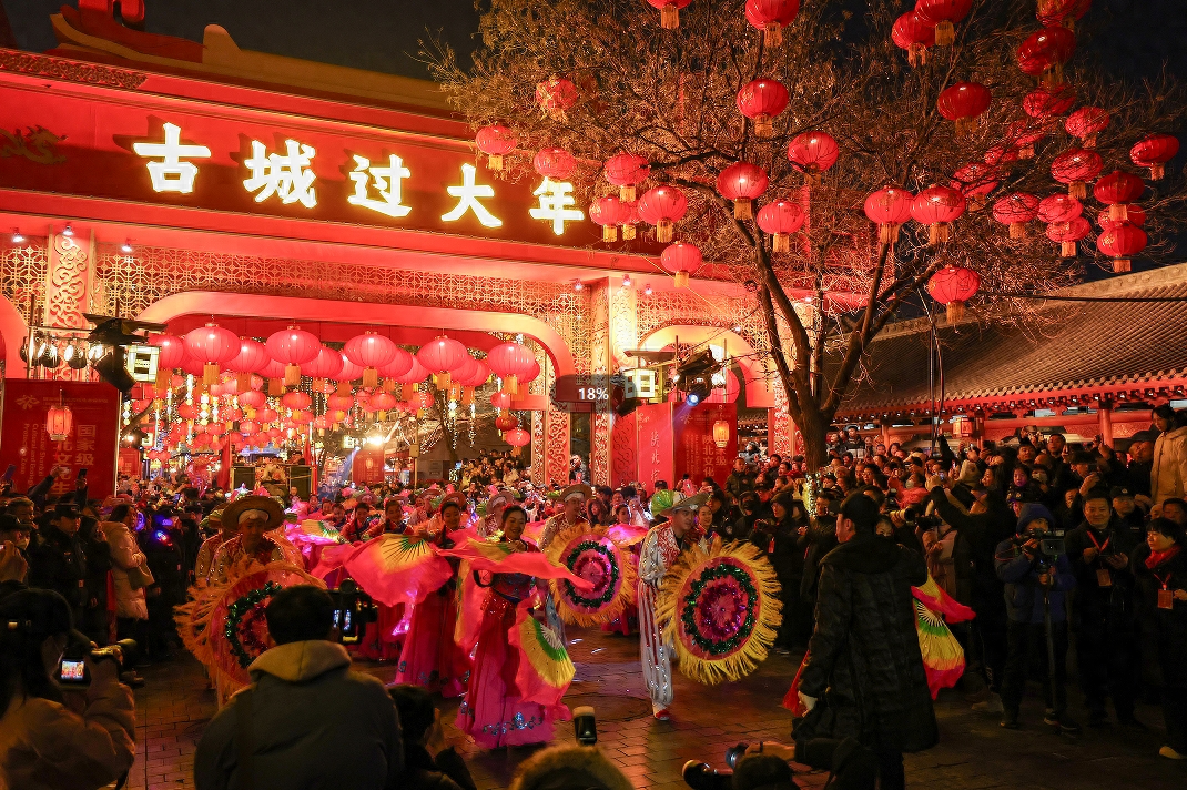 从腊月二十三起一直持续到正月十五,全国秧歌展演,"冒铰媳妇"剪纸大赛