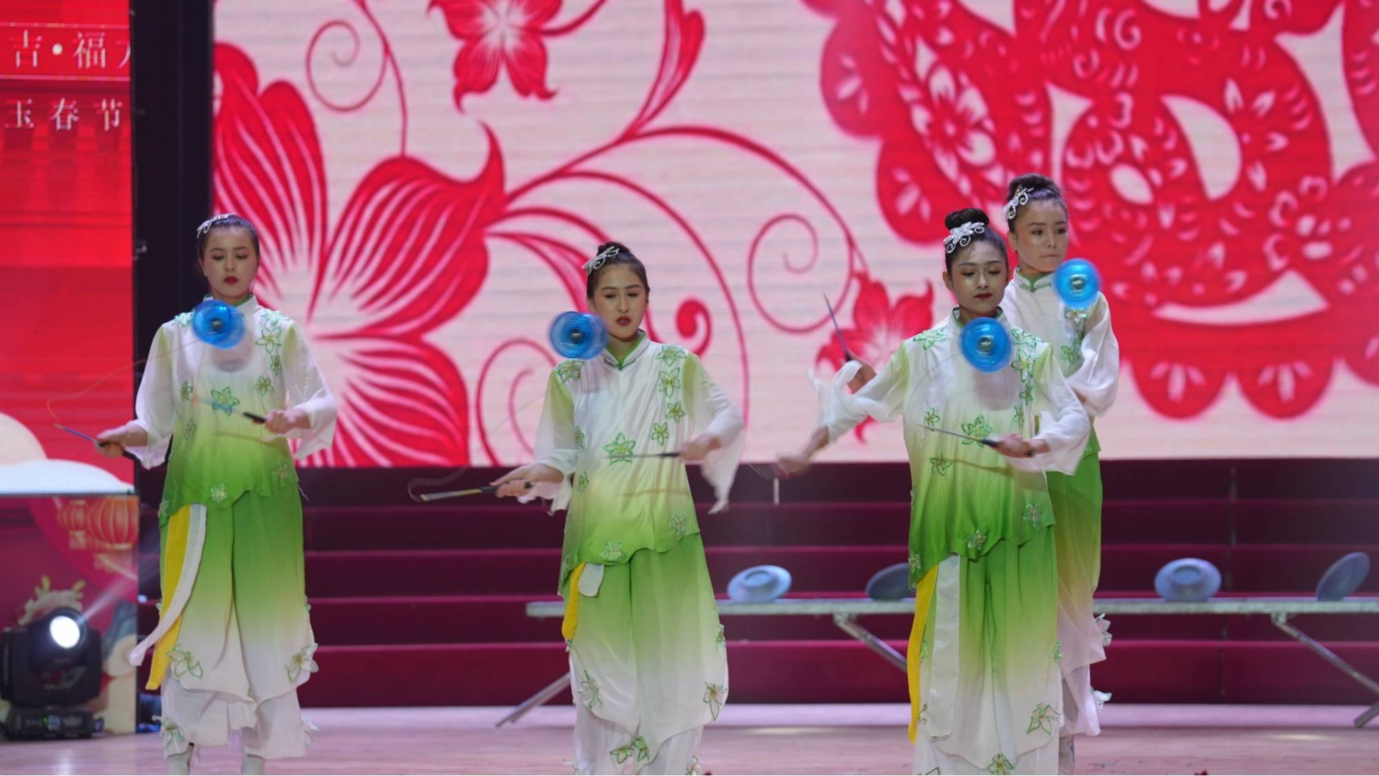 墨玉县2024年春节联欢晚会精彩上演_江·艾_观众_文化