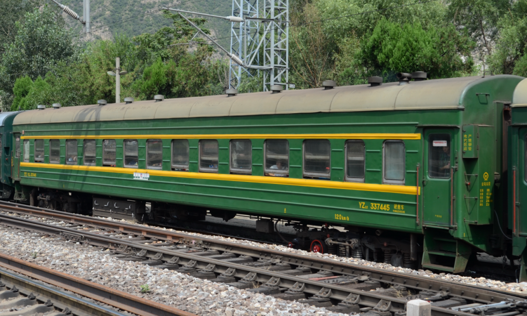高铁降速停运,为什么绿皮车还能"冒雪前行"?_列车_道岔_影响