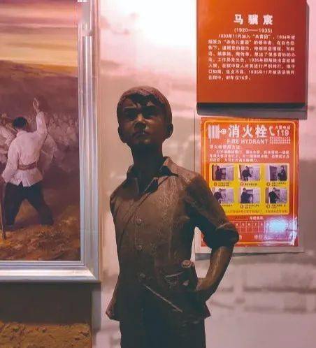 马骥宸1928年,就读于安阳县立第一小学,1934年,留在校图书馆工作,成为