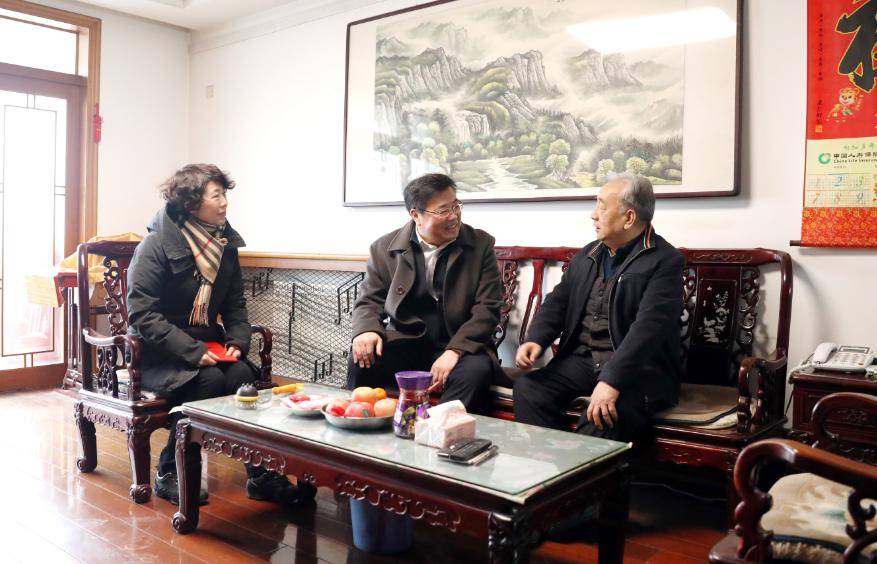 近日,市人大常委会领导高美峰,黄咏梅,王家全带队,分别走访离退休老