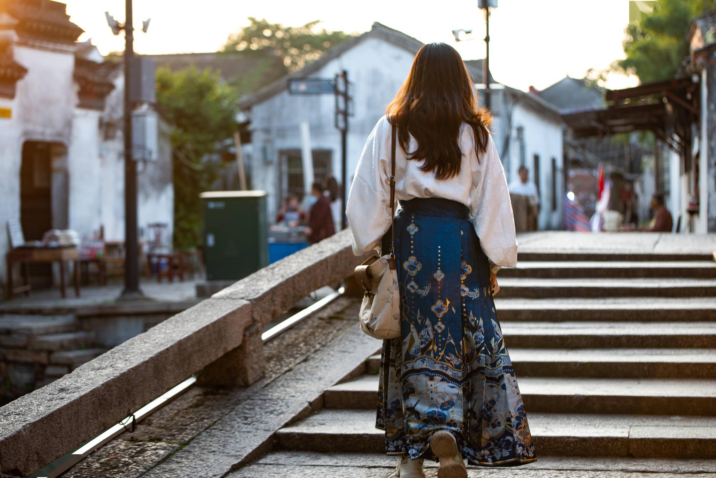 汉服街拍在街上图片