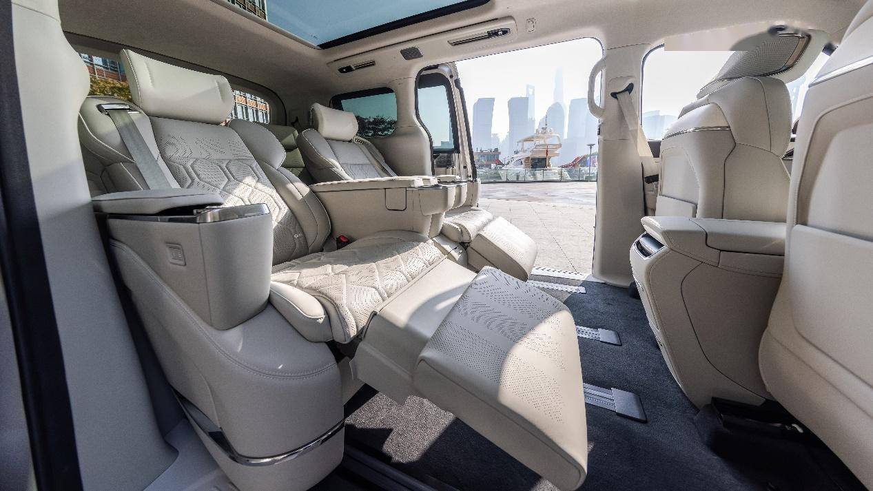 沃尔沃em90还搭载了北欧全境智慧座舱,前后排均配备一块15.