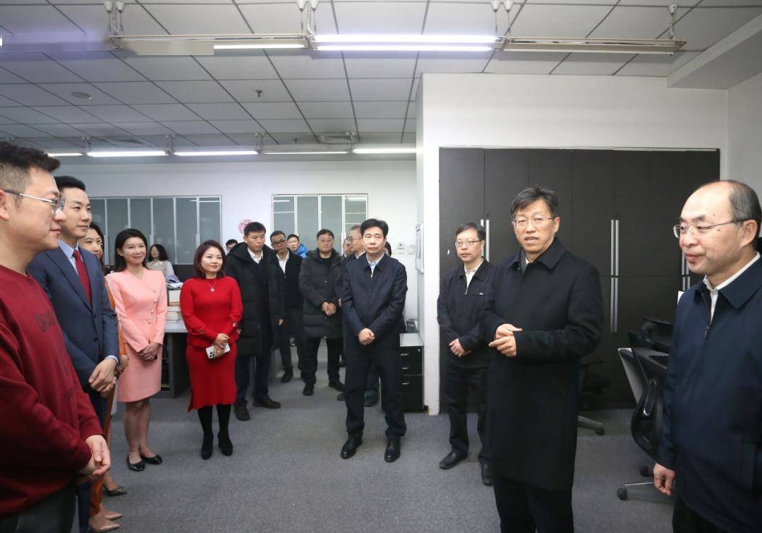 中国气象局领导班子春节前夕慰问业务一线干部职工_台