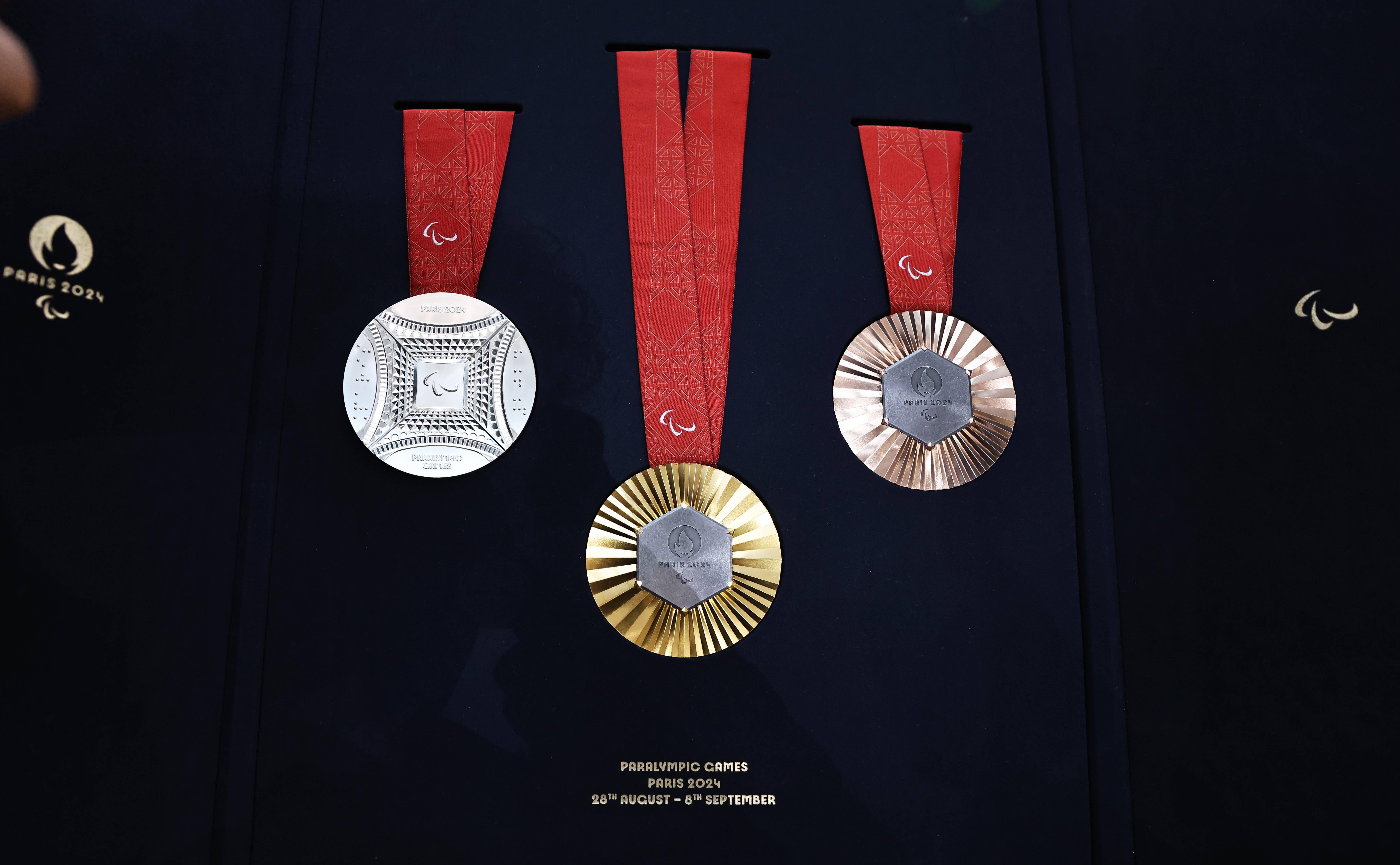 巴黎奥运奖牌正式亮相_新华社_高静_托尼·埃斯坦盖