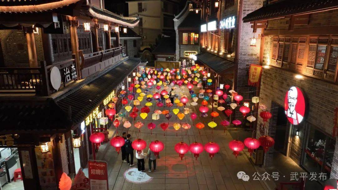 市民李钰彤说,"我觉得这里的夜景非常好看,很有创意.