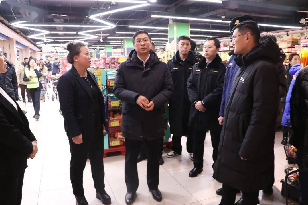 在万福源超市,农贸市场,徐宏君边走边看边问,与经营主体和商户热情