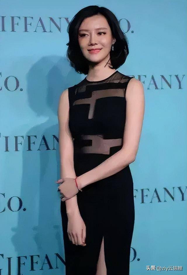 车晓终于大胆起来了,穿透视裙只挡住重要部位,性感却不俗气