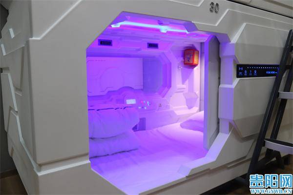 来百度app畅享高清图片"胶囊旅馆共设有30个睡眠舱(床位),我们共计