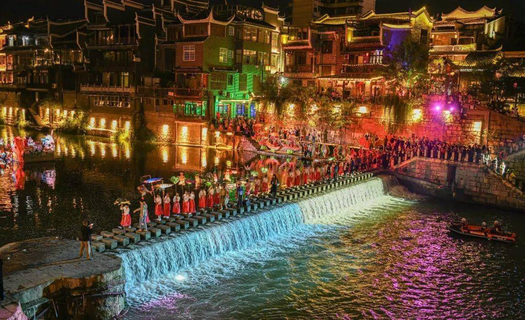 德夯苗寨春节期间,游客可享8.5折优惠.