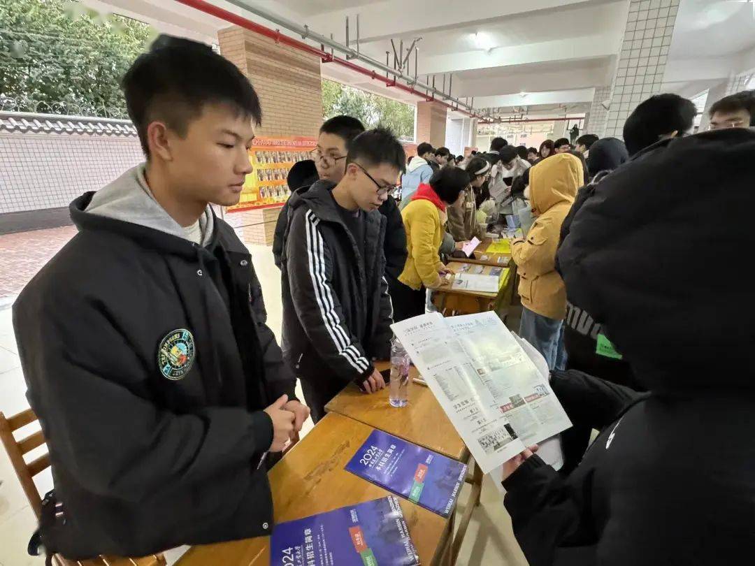 感恩母校雄鹰归巢助梦想 展望未来雏鹰展翅欲翱翔