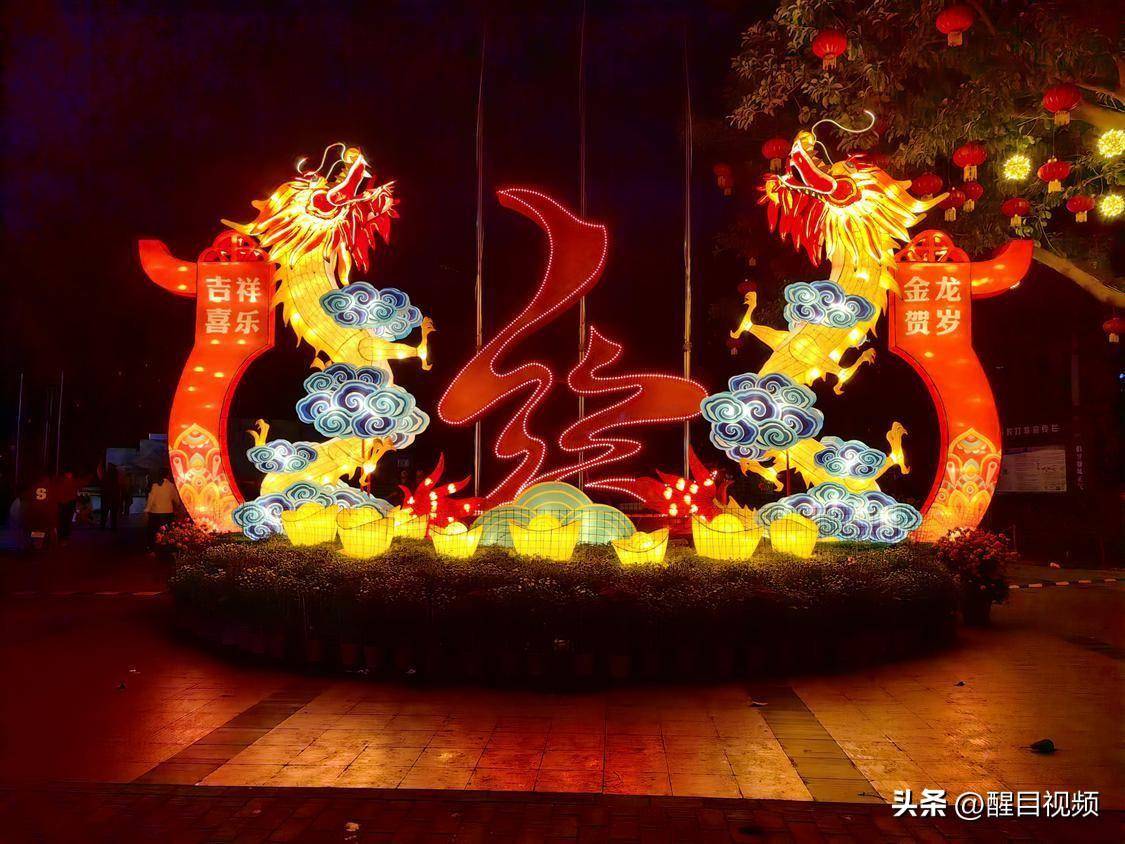 张槎文化广场上融入张槎"织造"元素的扎作灯饰.