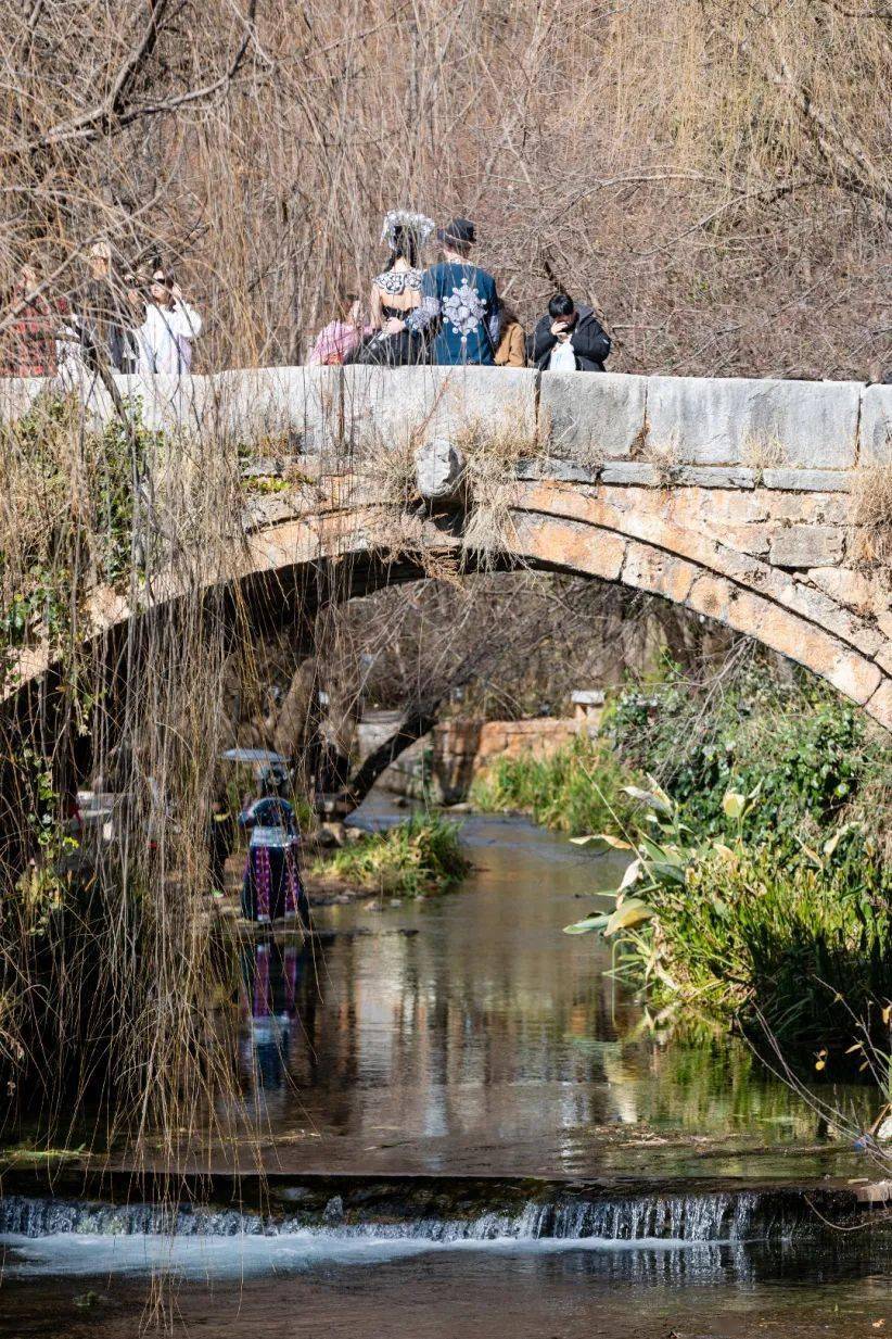 九鼎龙潭西枕龙泉山,东临青龙河,是一上一下两个半圆形的小潭,两潭