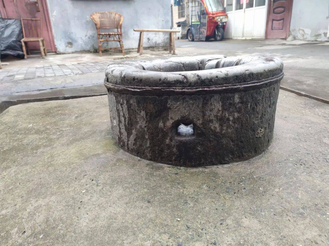 如龙庄,就是因为庄上有两棵银杏树枝形态似龙而取名;老城丁家湾的滚