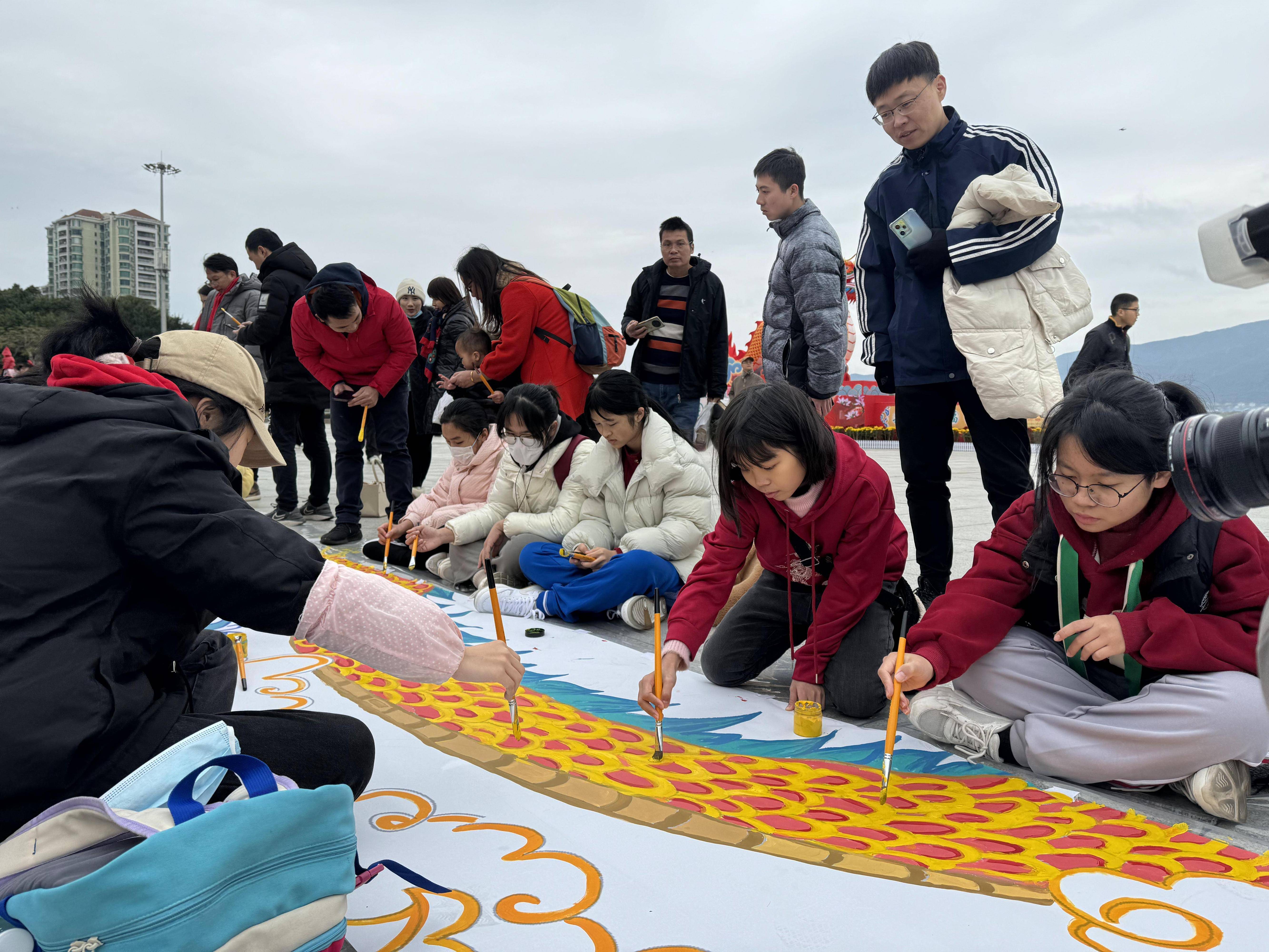 肇庆百名少年绘百米龙腾贺新春_活动_绘画_长卷